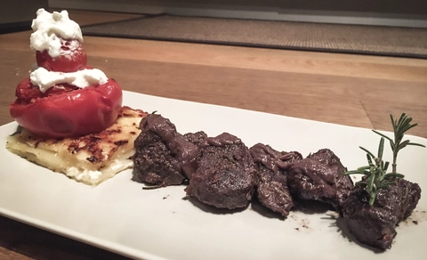 Slitta di Babbo Natale: pomodoro ripieno su gateau di patate "trainato" da brasato di selvaggina
