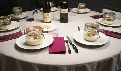 I barattoli sulla tavola imbandita