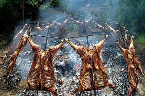Cordero patagonico: cottura verticale a fianco del fuoco