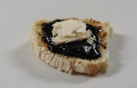 Crostino con fichi caramellati e scaglie di formaggio di fossa