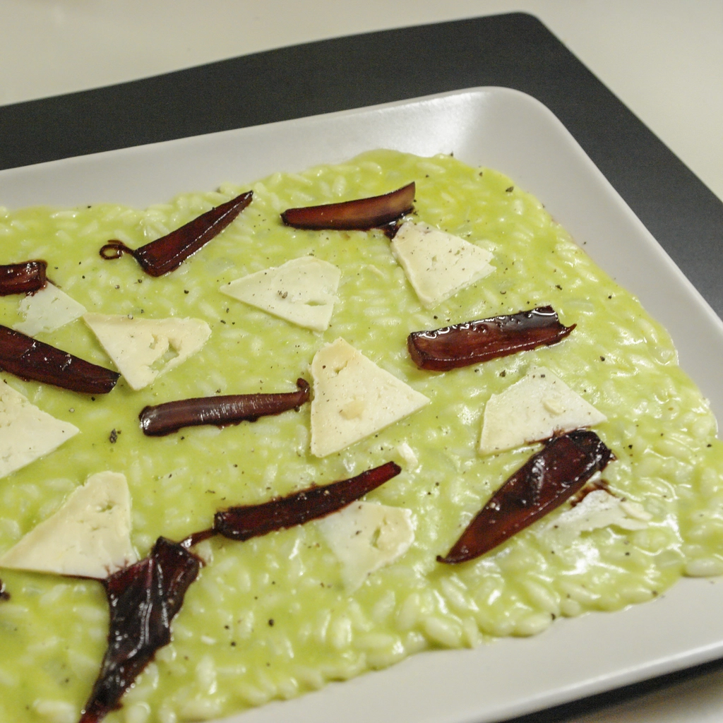 Risotto in crema di piselli con petali di cipolla candita e formaggio di fossa