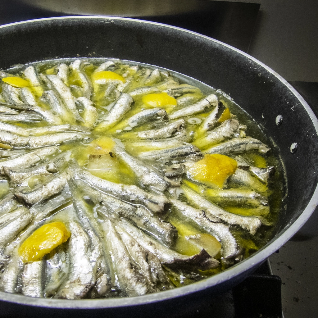 Padella di alici all'olio e limone