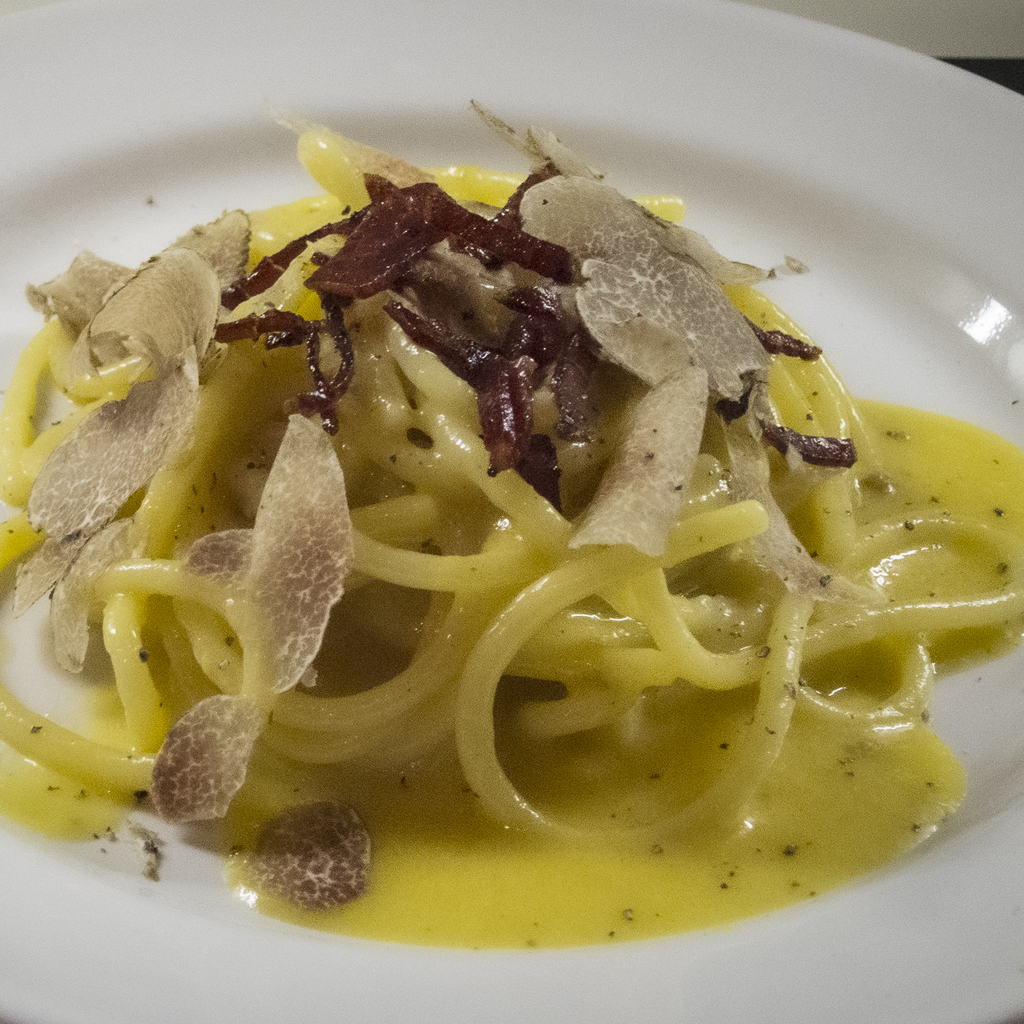 Spaghetti alla carbonara di culatello con tartufo bianco