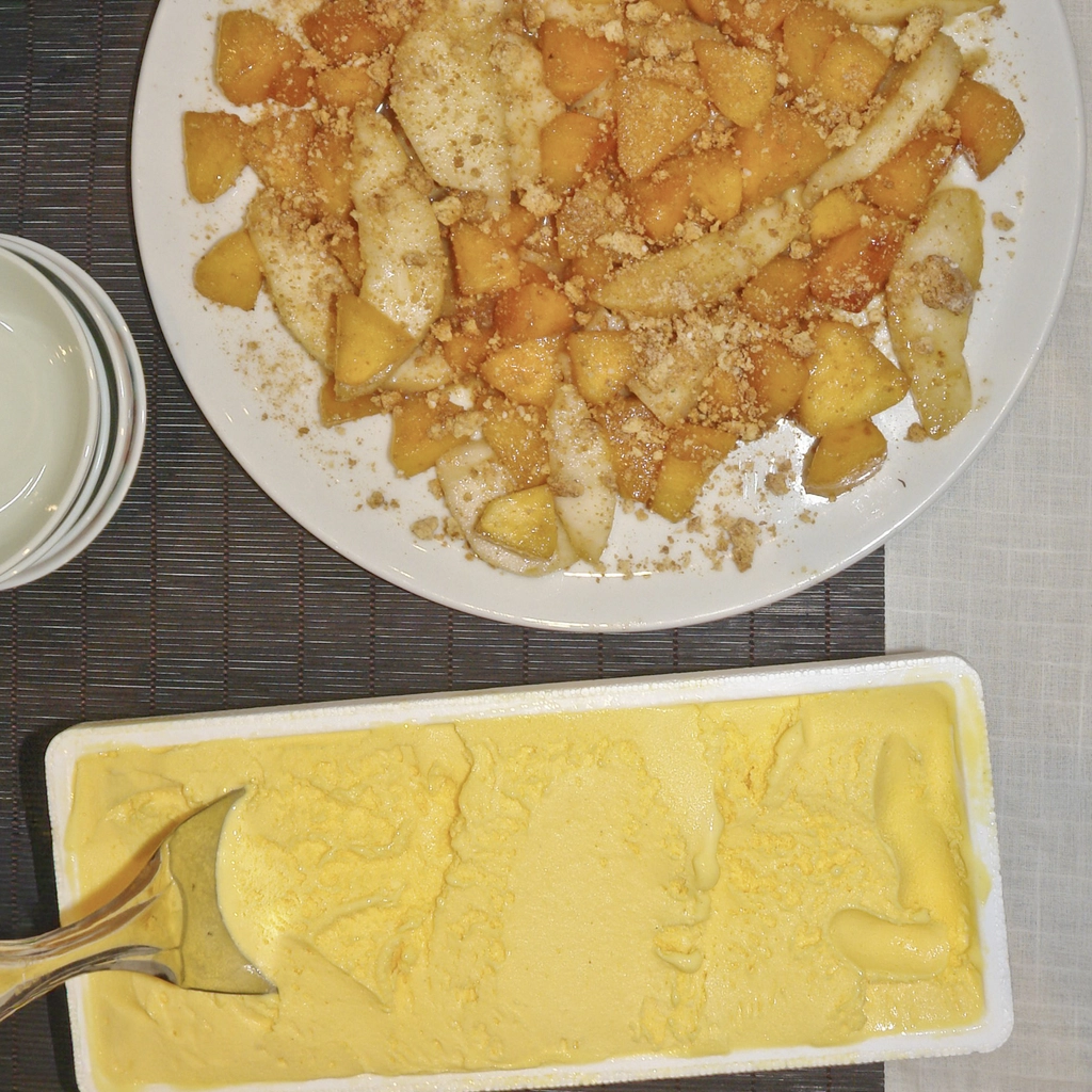 Cachi mela e pere caramellati con gelato