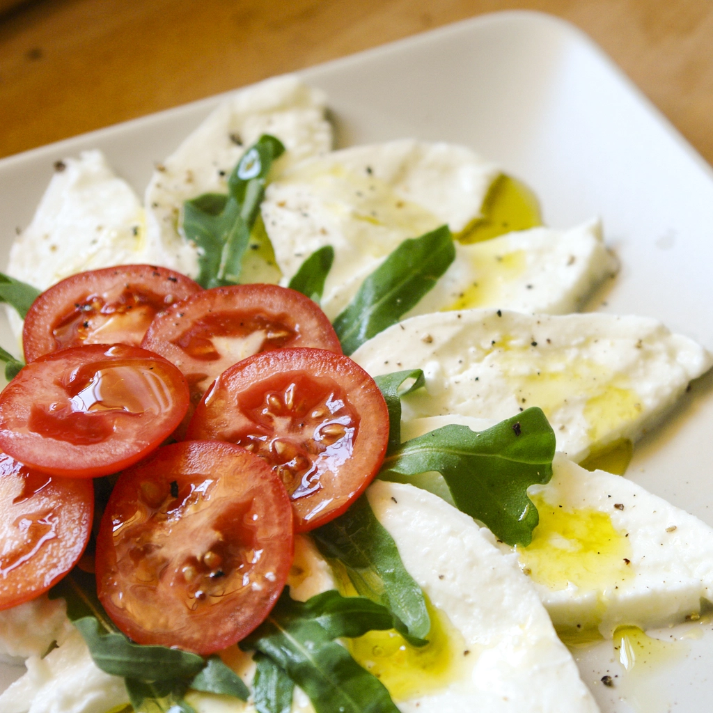 Caprese con rucola selvatica