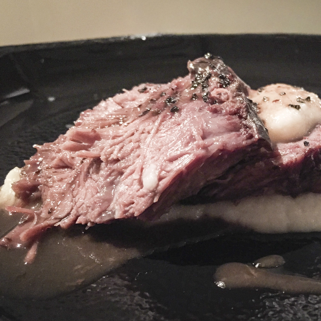 Guancia a bassa temperatura con purè di sedano rapa