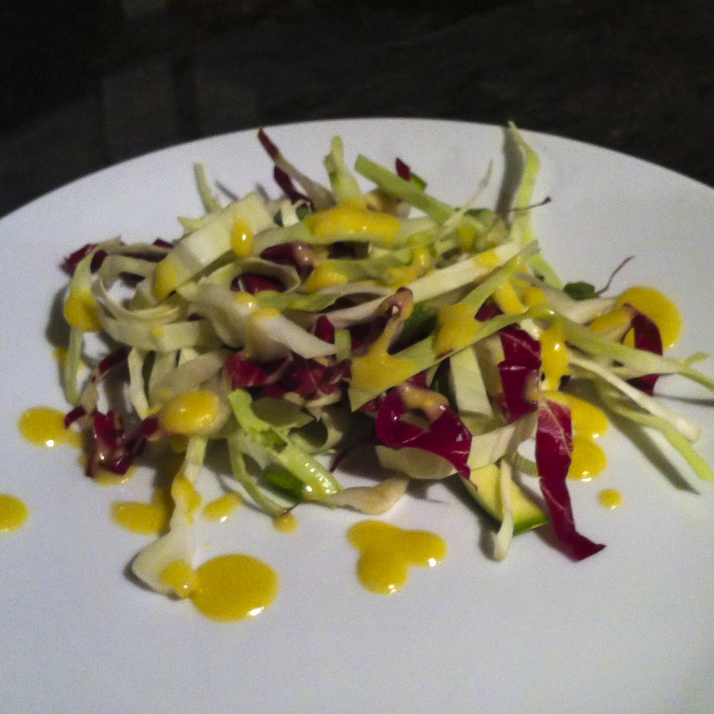 Insalata fresca di cavolo cappuccio, zucchine e radicchio rosso
