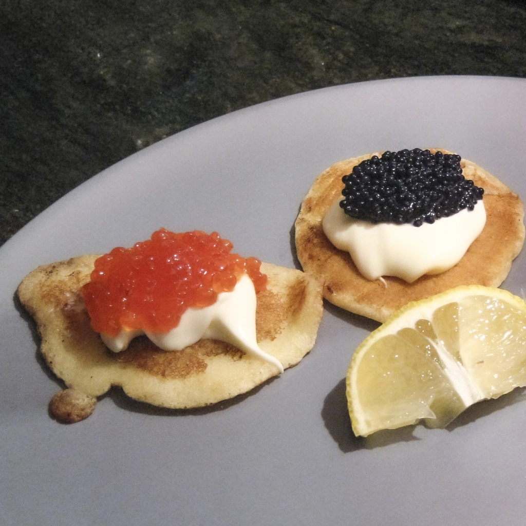 Mini blinis alle uova di pesce