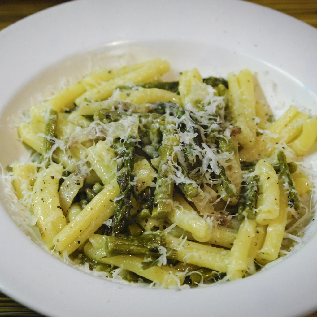 Pasta con asparagi, guanciale e formaggio di fossa