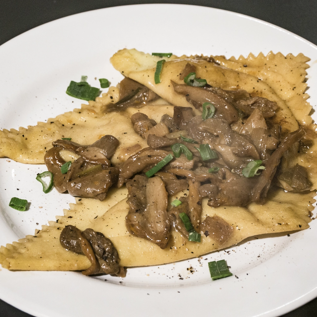Ravioloni di pesce, canocchie e pancetta in sugo ai funghi porcini