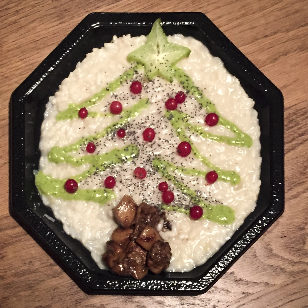 Risotto al cava e castelmagno con "albero" di crema di piselli all'arancia e tronco di porcini