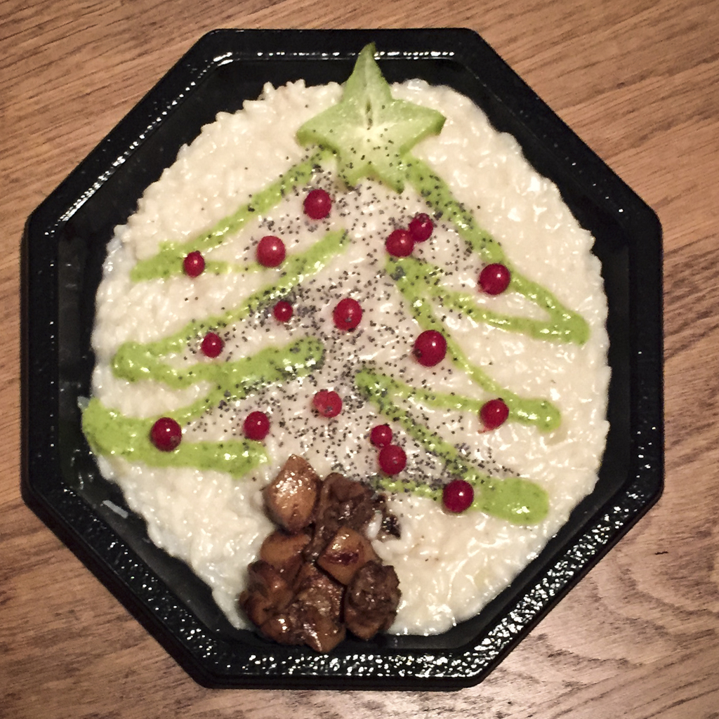 Risotto al cava e castelmagno con "albero" di crema di piselli all'arancia e tronco di porcini
