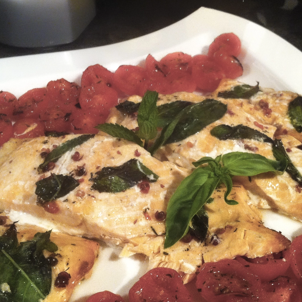 Salmone basilico e menta con pomodorini al forno