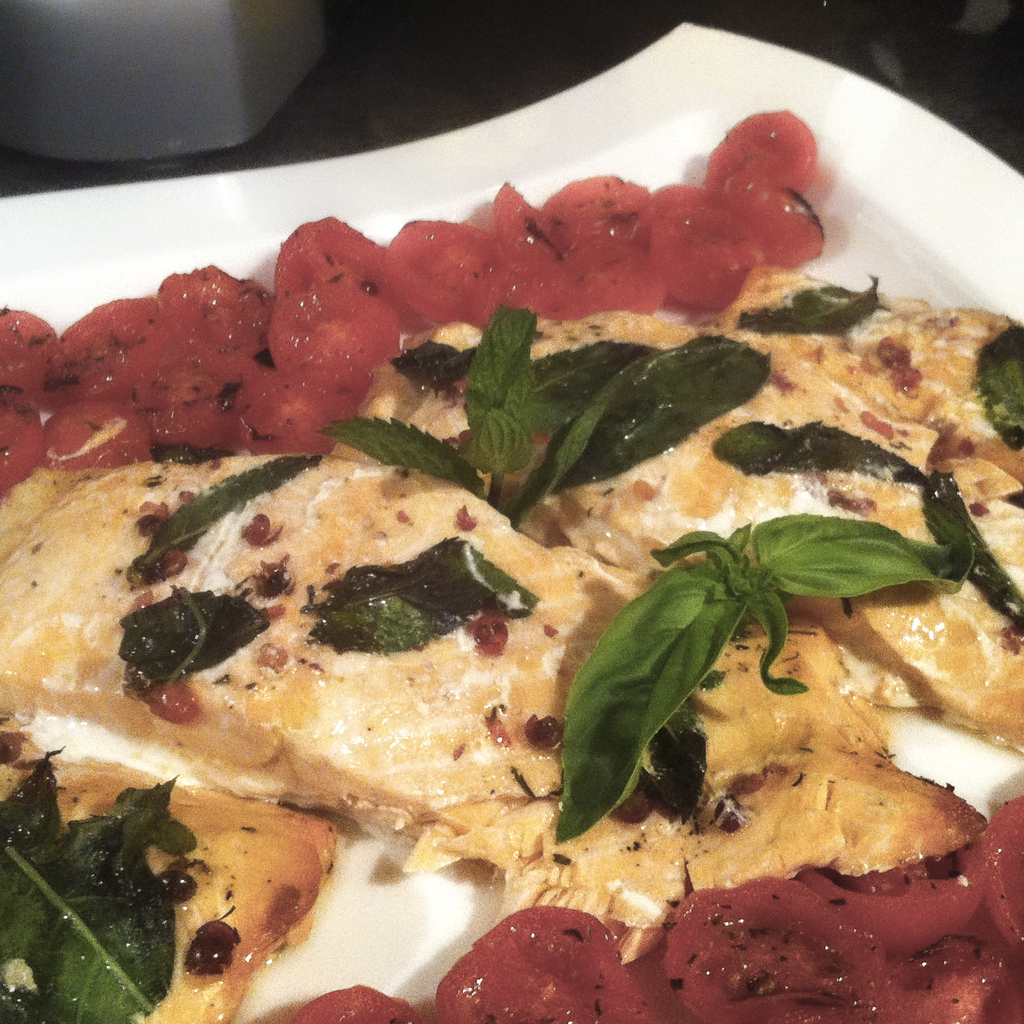 Salmone basilico e menta con pomodorini al forno
