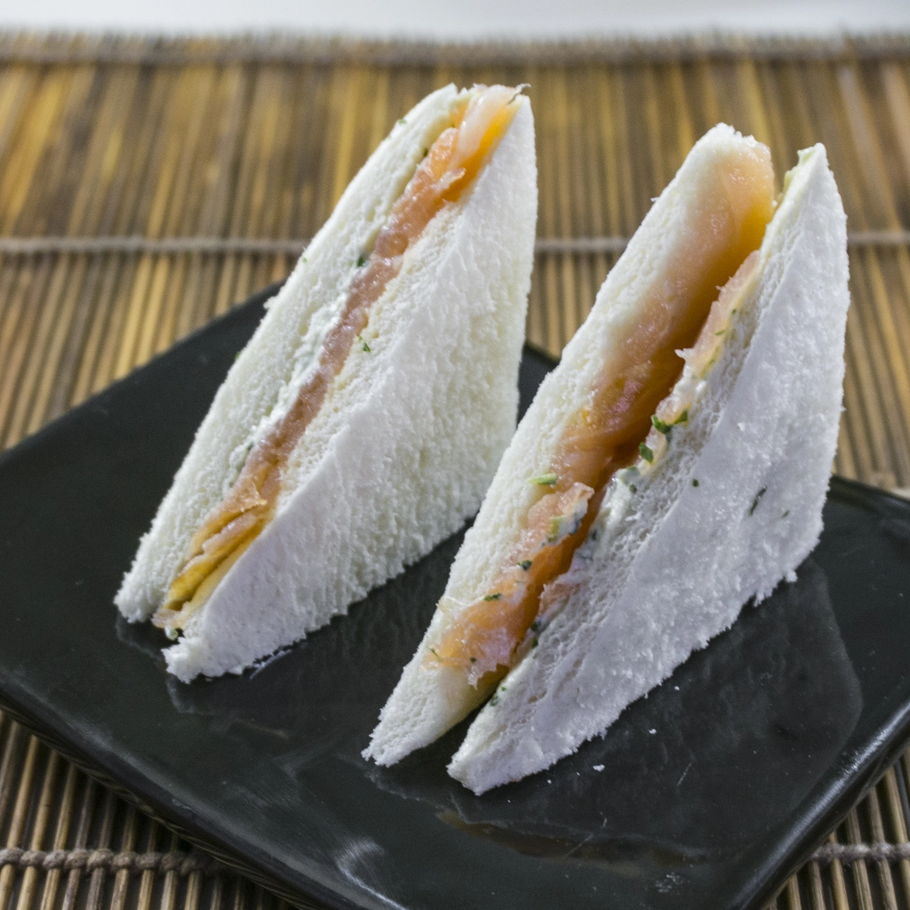 Mini sandwitch con salmone alla menta, basilico e wasabi