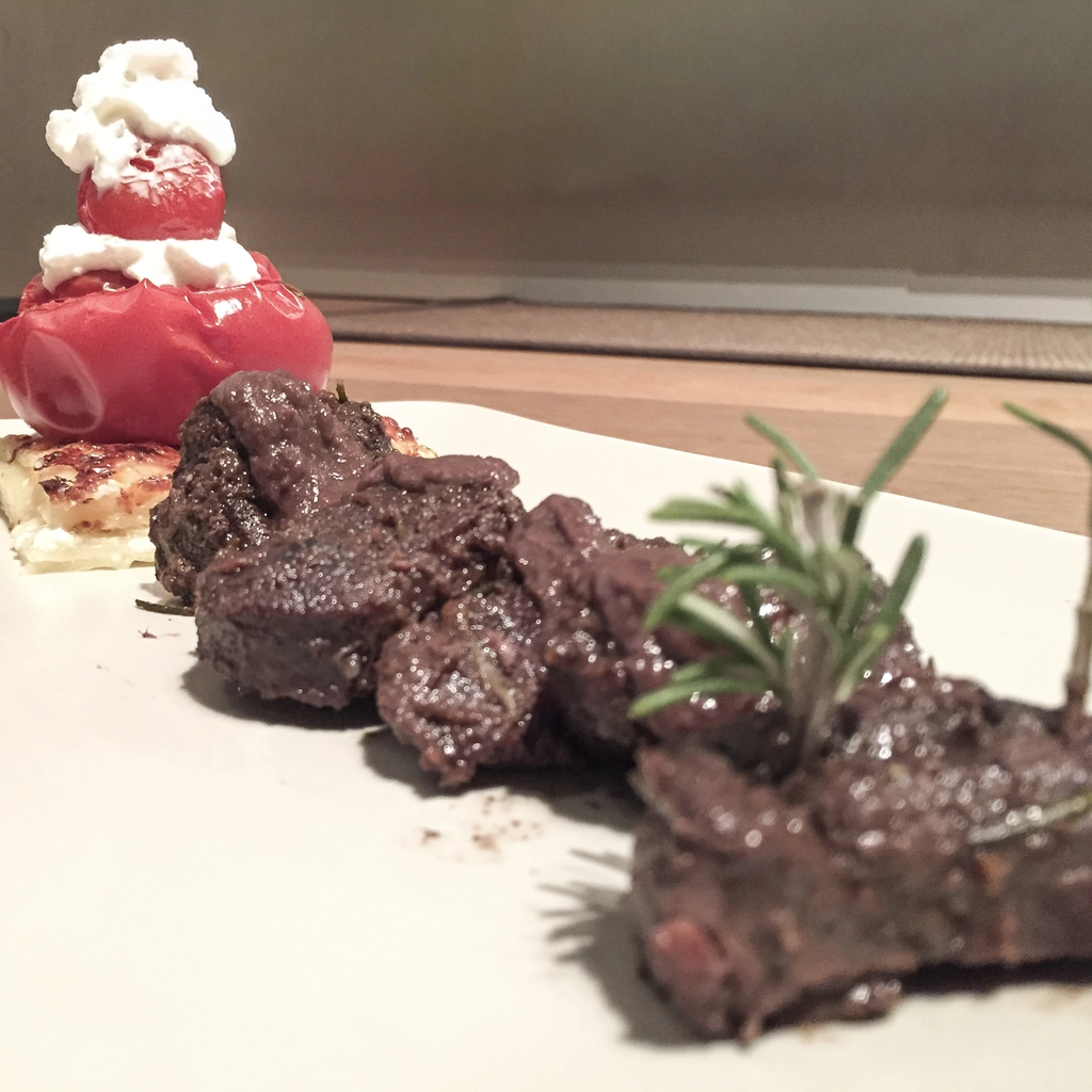 Slitta di Babbo Natale: pomodoro ripieno su gateau di patate "trainato" da brasato di selvaggina