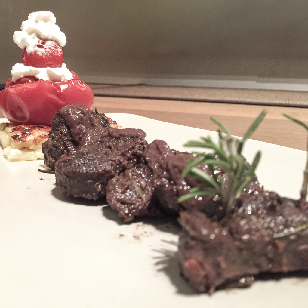 Slitta di Babbo Natale: pomodoro ripieno su gateau di patate "trainato" da brasato di selvaggina