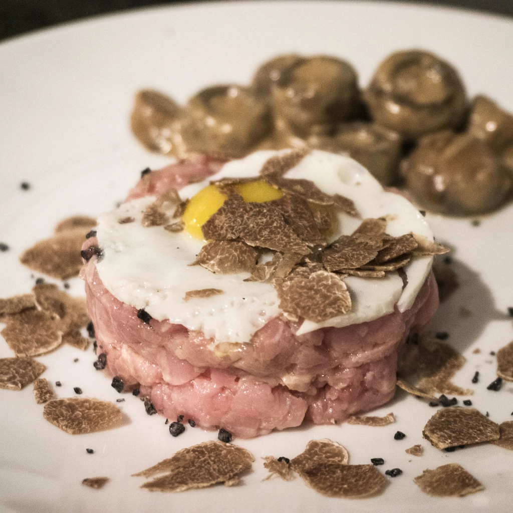 Tartare di vitello, uovo di quaglia e tartufo