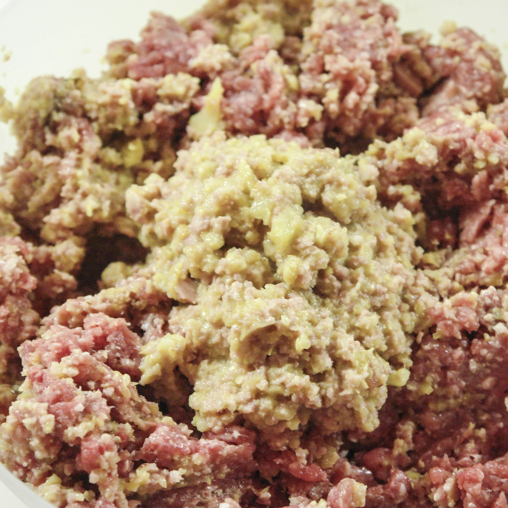 Impastare la carne con parte delle zucchine