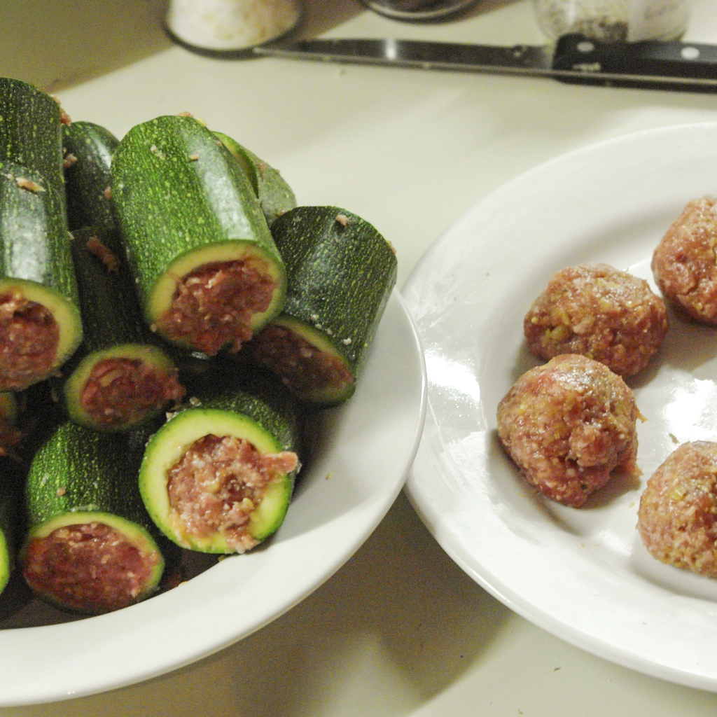 Riempire le zucchine e utilizzare il ripieno in abbondanza per fare delle polpette