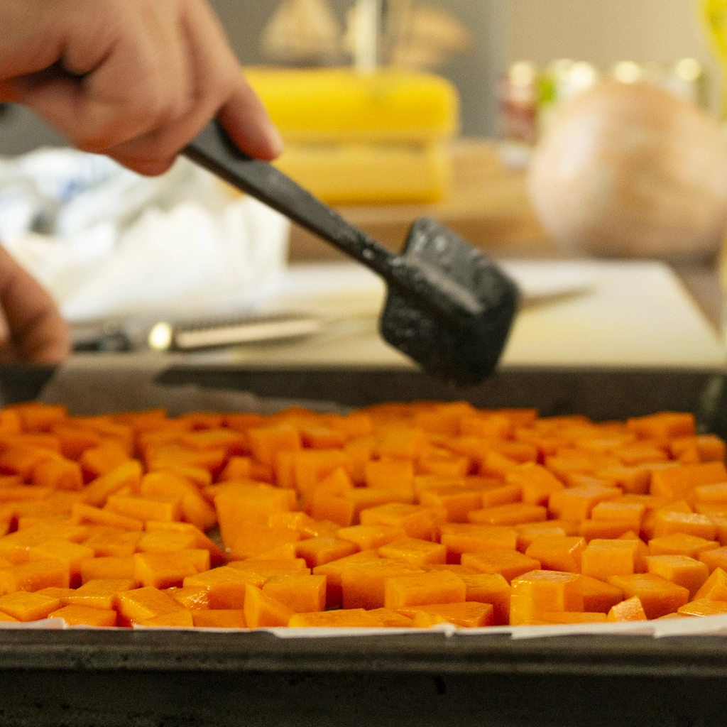 Disporre i quadretti di zucchina in una teglia senza sovrapporli