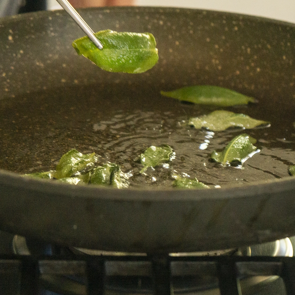 Friggere le foglie di salvia tenendole separate