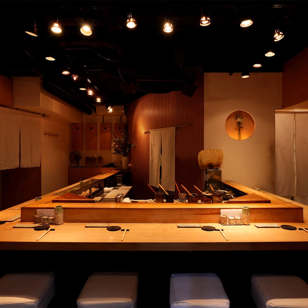 Torishiki a Tokyo, è stellato ma riflette l'immagine di altri piccoli ristoranti comunque specializzati