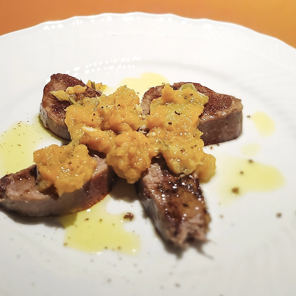 Lingua scottata con crema di avanzi di bollito