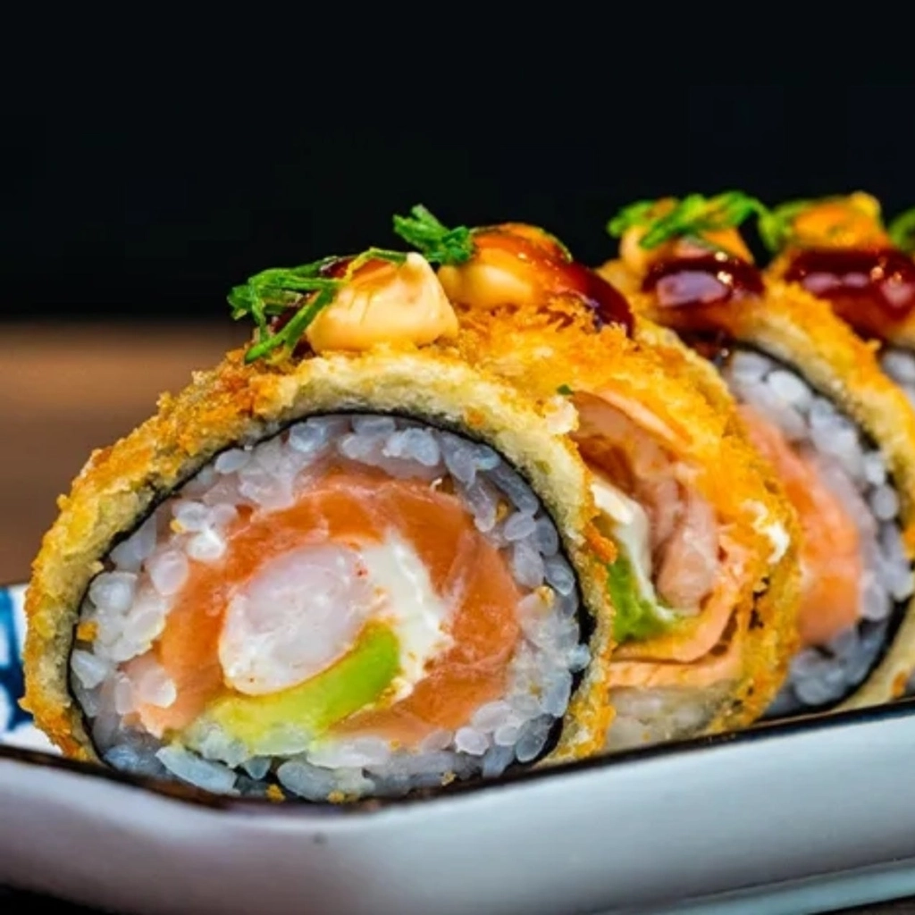 Sushi "brasiliano": tanti ingredienti, fritto, salse dolci, decoro