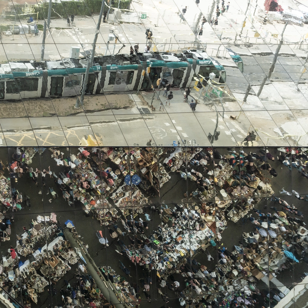 Barcellona, riflessi nel mercato delle pulci