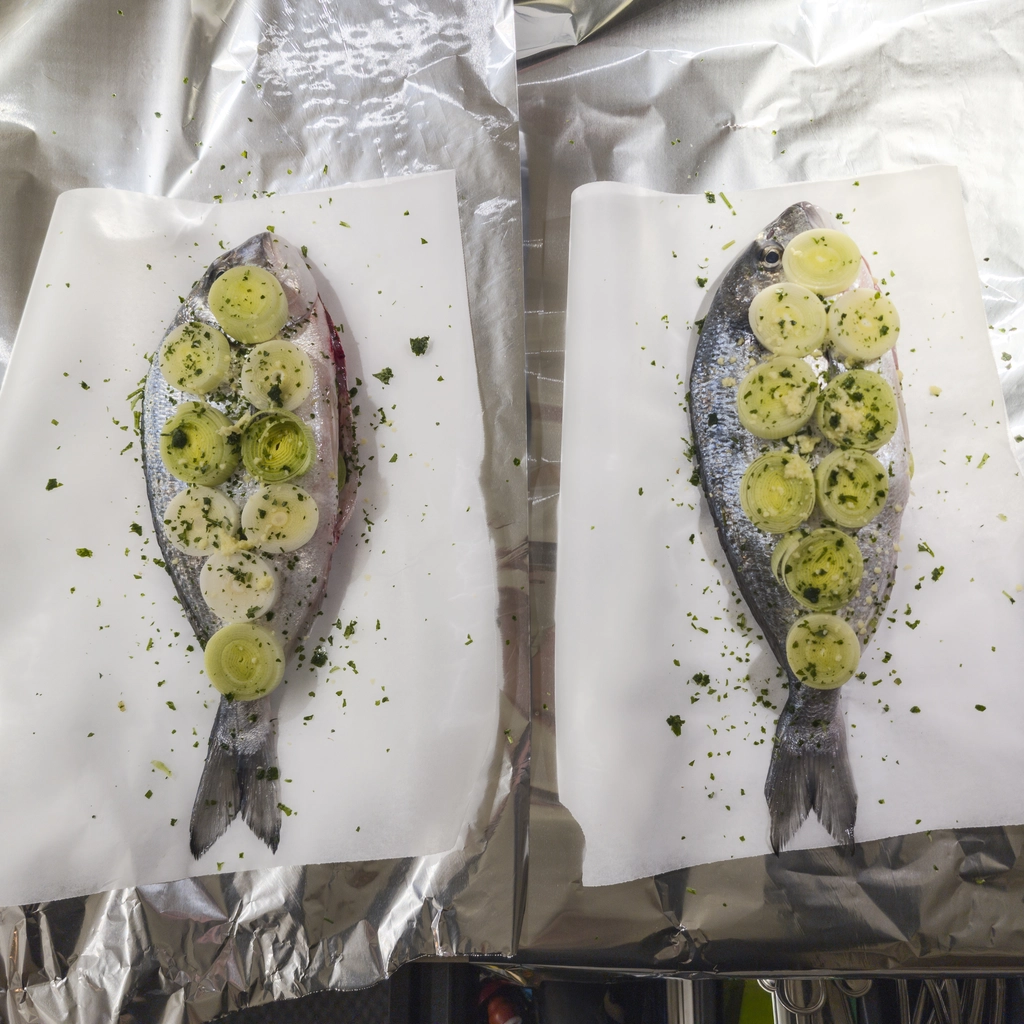 L'orata pronta per essere "incartocciata"