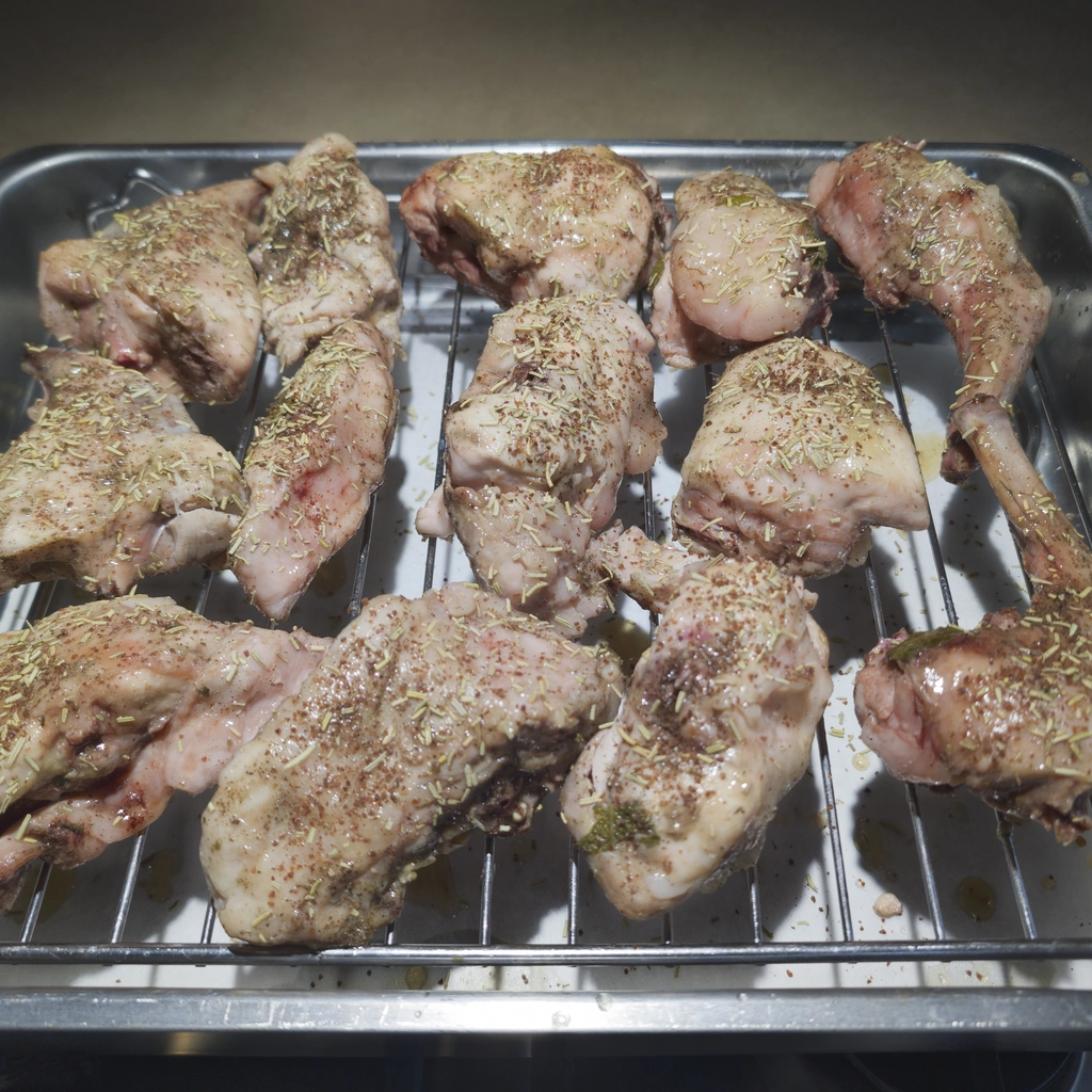 I pezzi di carne tolti dal sacchetto, pronti per entrare in forno