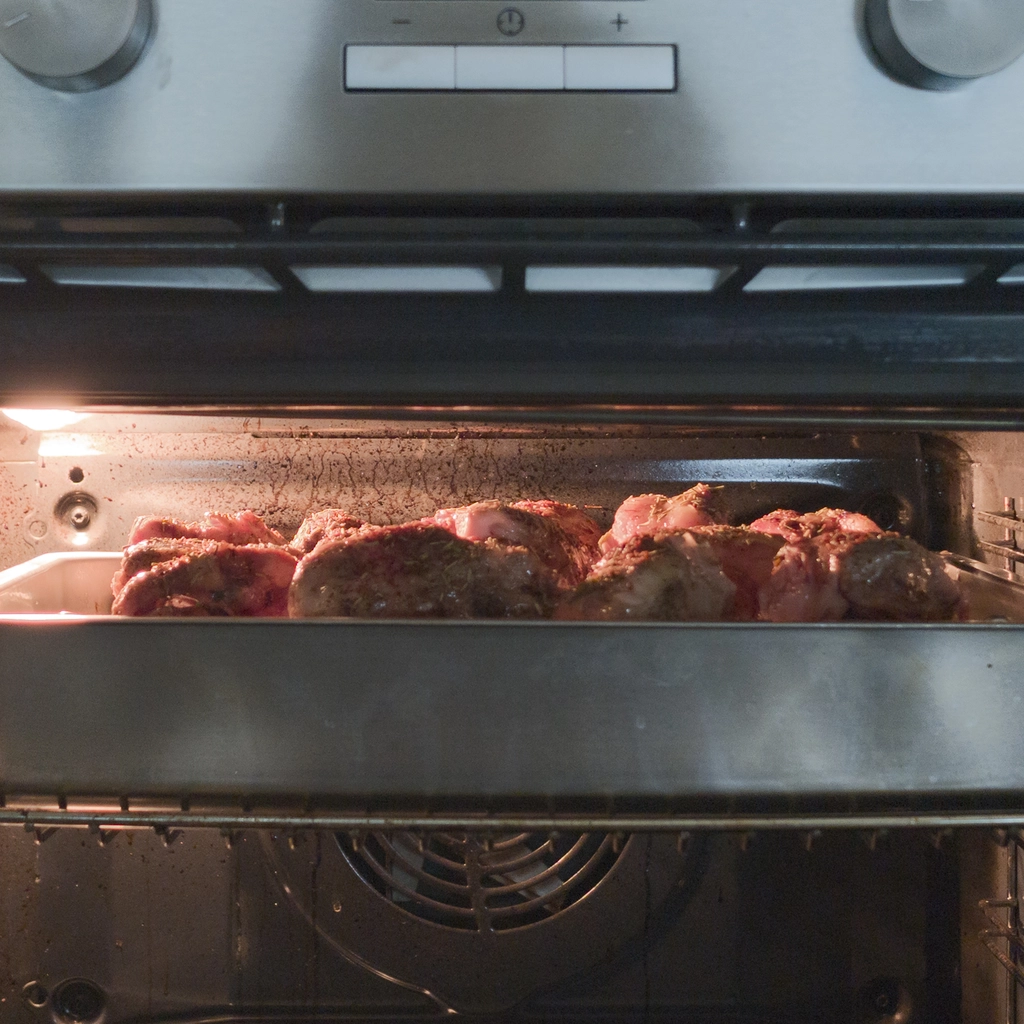 Cuocere per poco tempo molto vicino al grill del forno