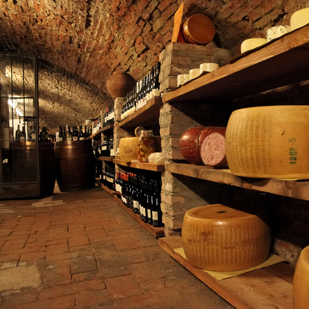 La grotta dei salumi e dei formaggi