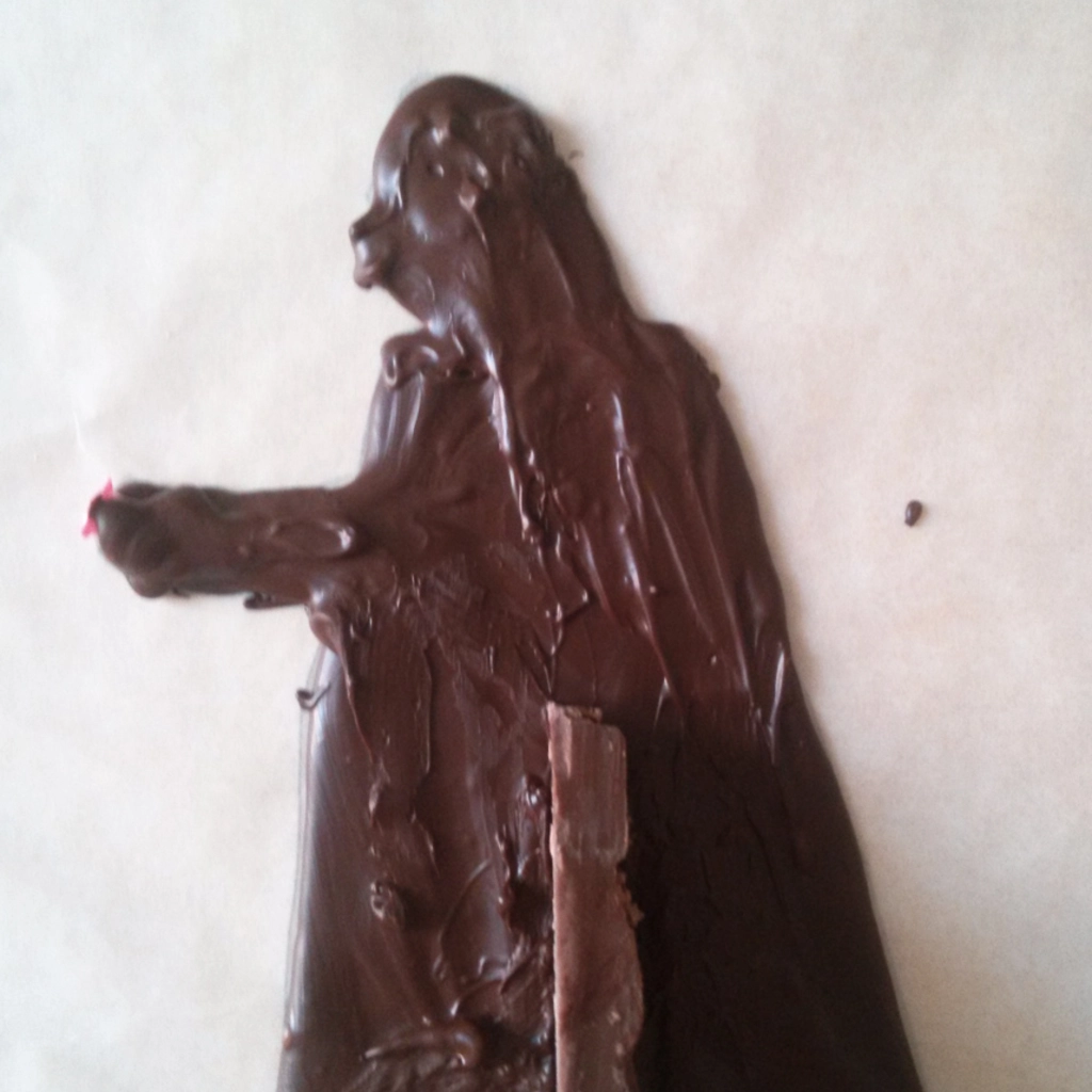 Dettaglio del retro della figura di Darth Vader (cioccolato fondente), con la placca verticale fissata