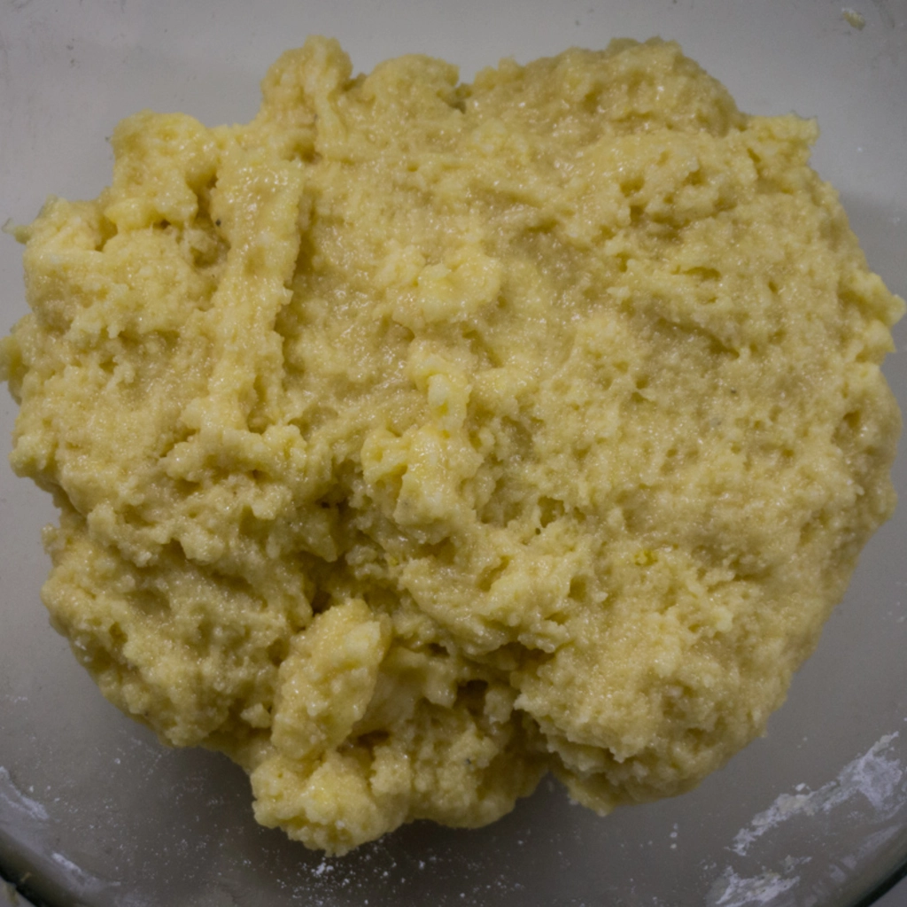 Mescolare gli ingredienti per la "base" dell'impasto