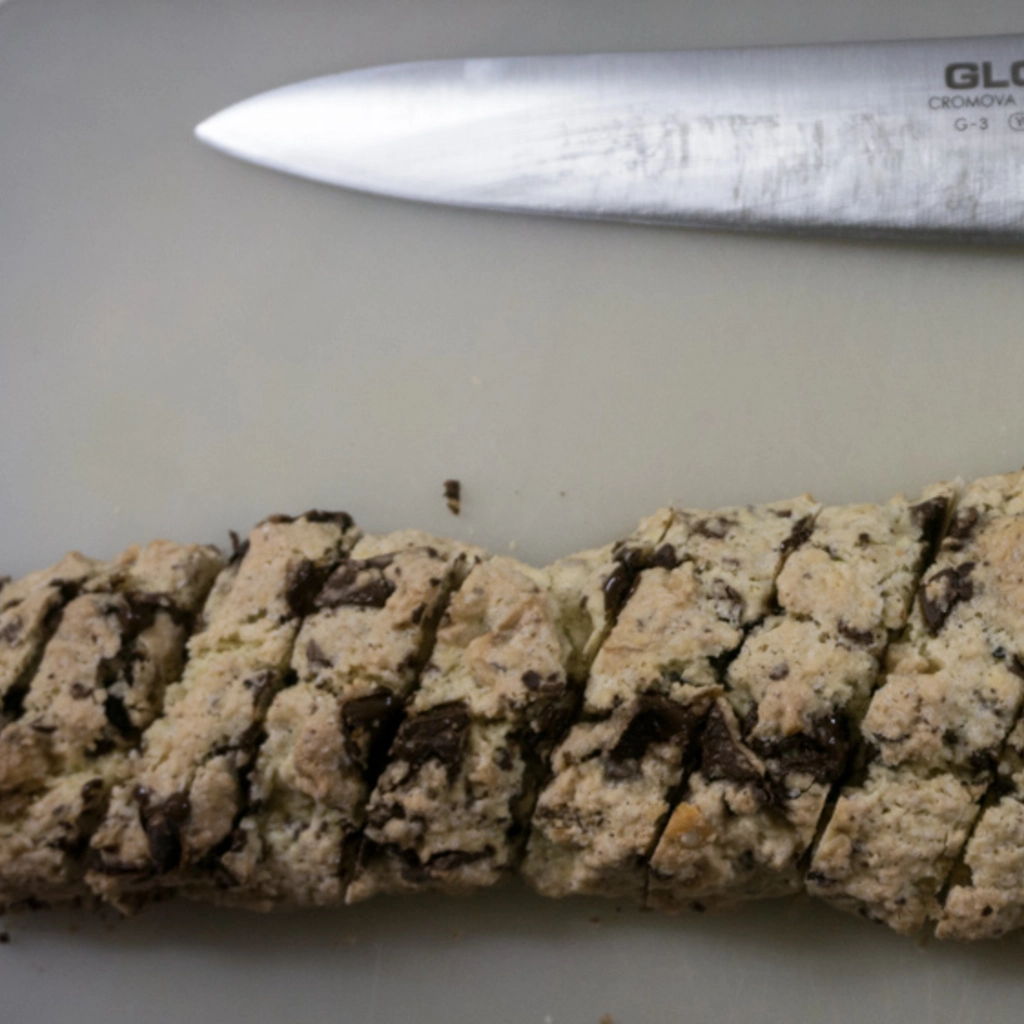 Tagliare il panetto ancora caldo in fette