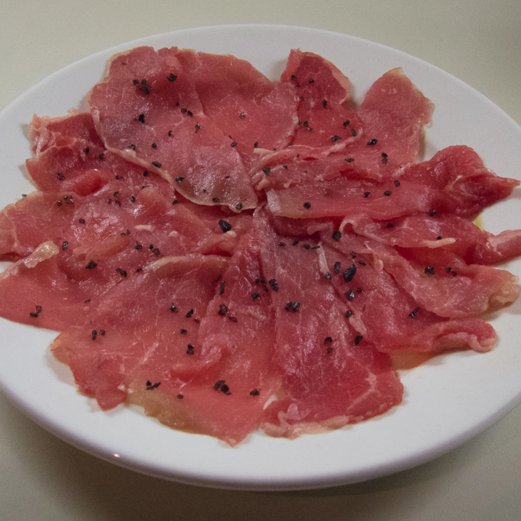 Disporre il carpaccio sul piatto