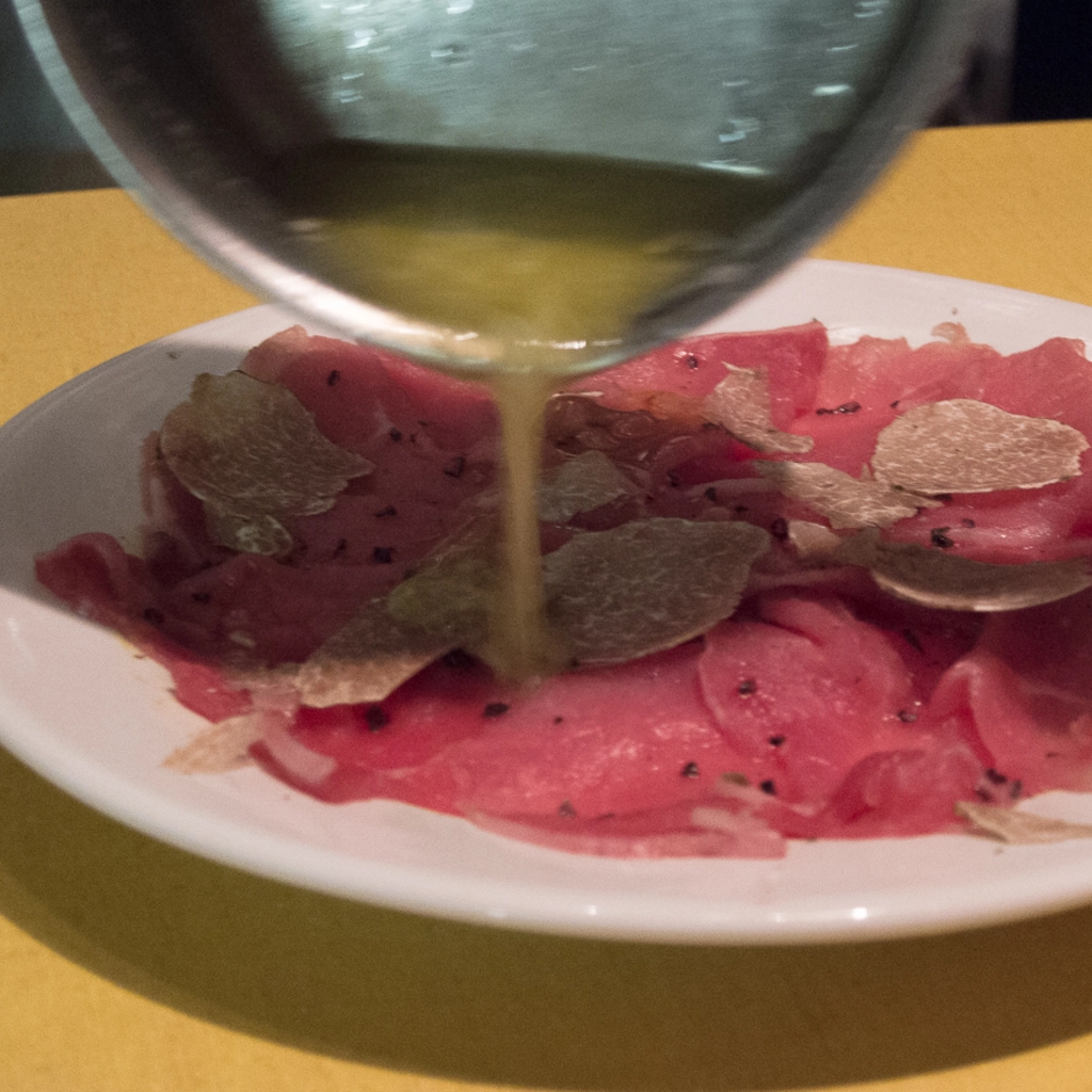 Versare il burro bollente a filo