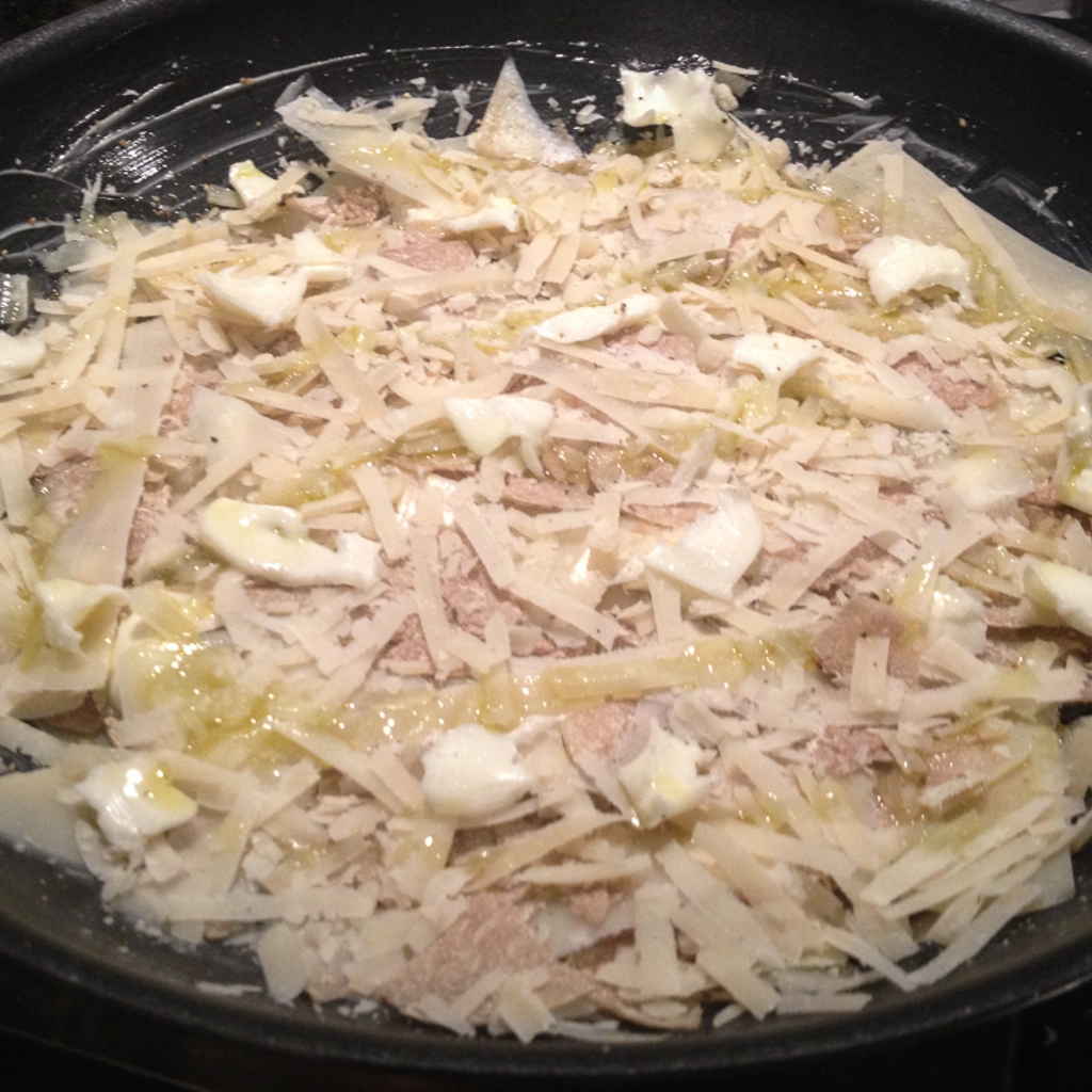 Alternare gli strati di parmigiano, tartufo e burro, poi chiudere con un filo d'olio (perché di grassi ce ne sono pochi...)