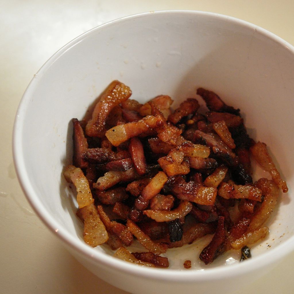 Rimuovere il guanciale, lasciando il grasso in padella