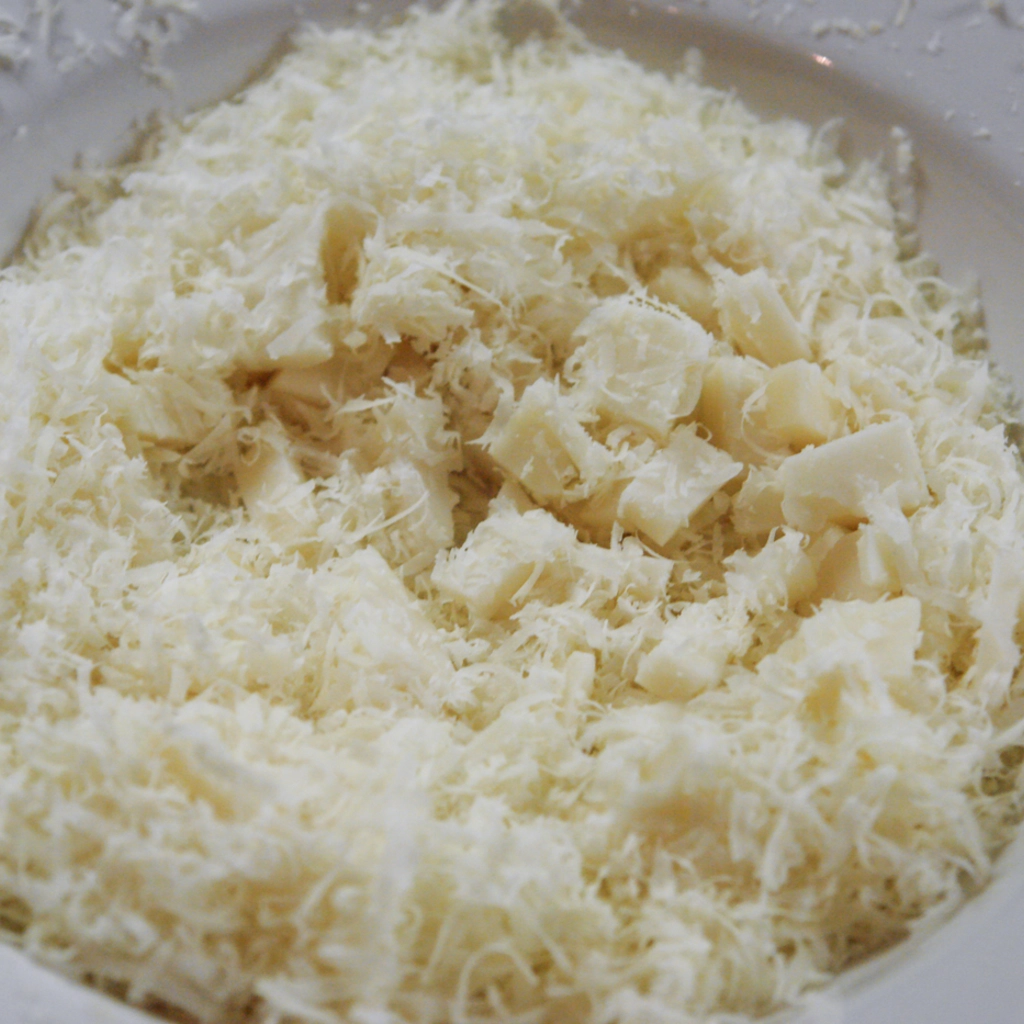 Grattugiare il formaggio