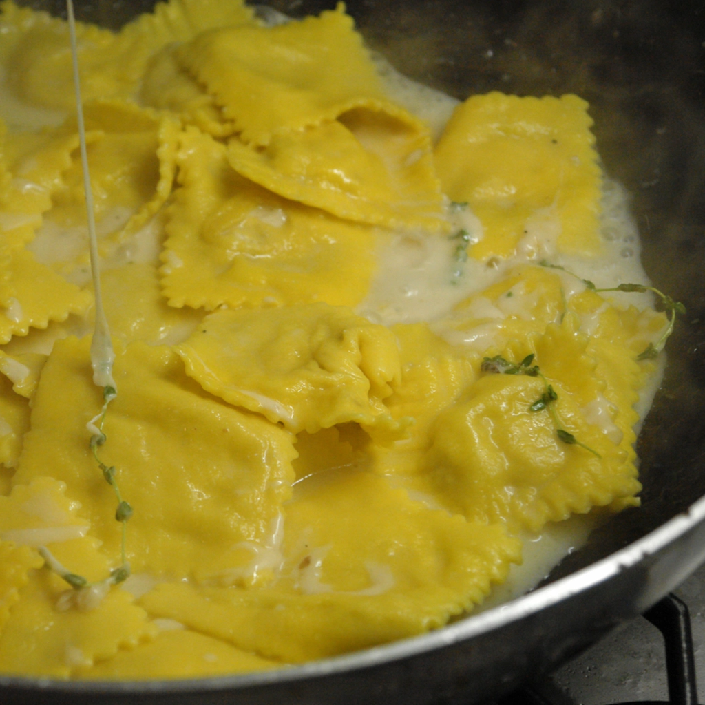 Saltare i ravioli con la crema dopo la loro cottura