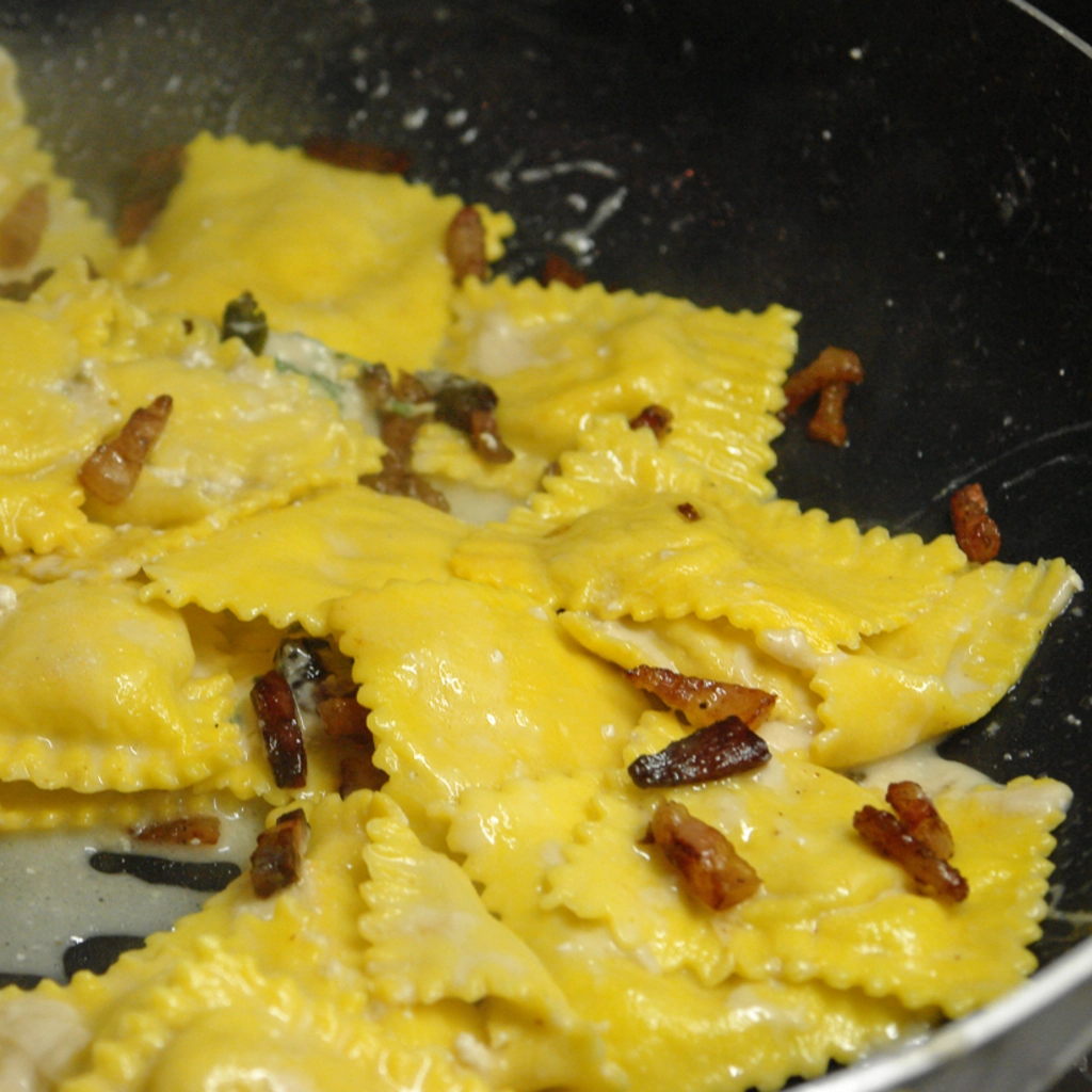 Aggiungere guanciale e noci