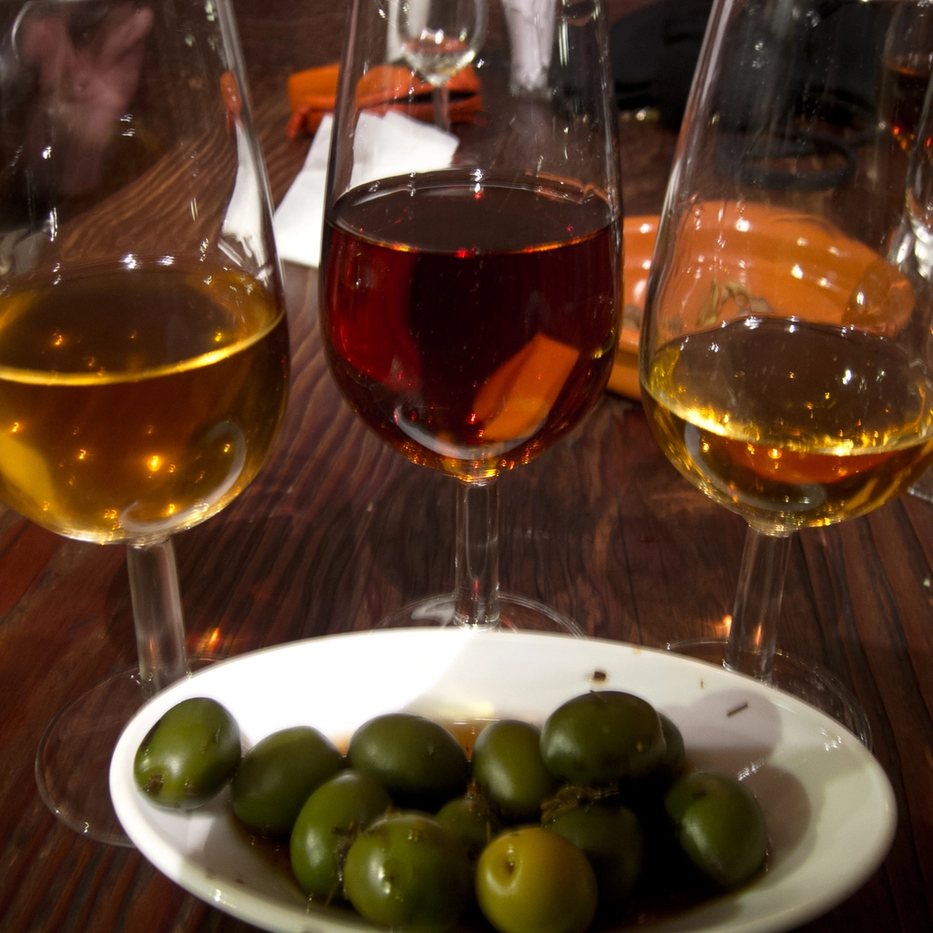 Tre tipi di sherry con olivas