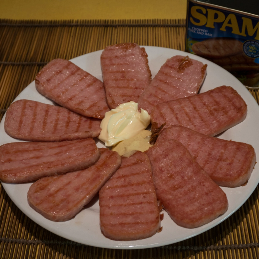 Un bel piatto da portata di SPAM