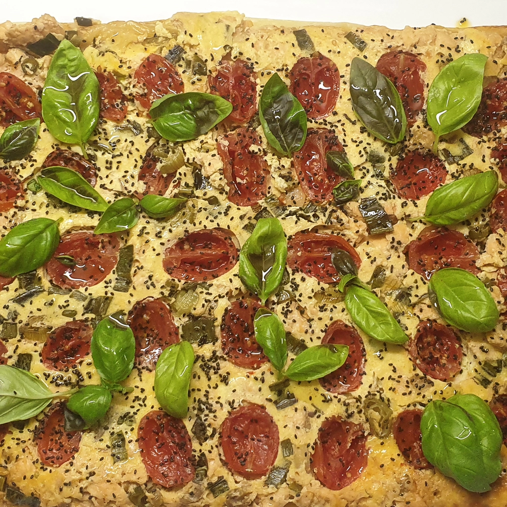 Tart Tatin salmone pomodorini e basilico