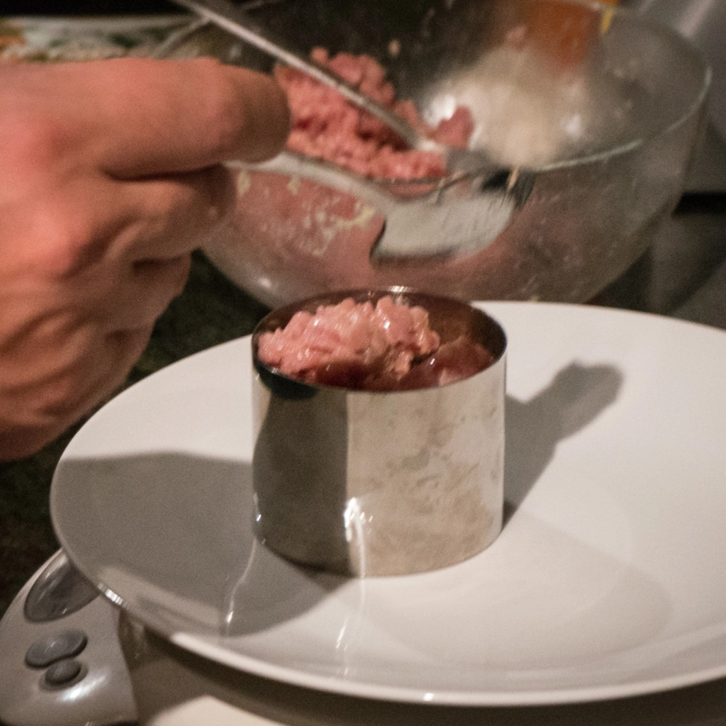 Formare le tartare sul piatto con il coppapasta
