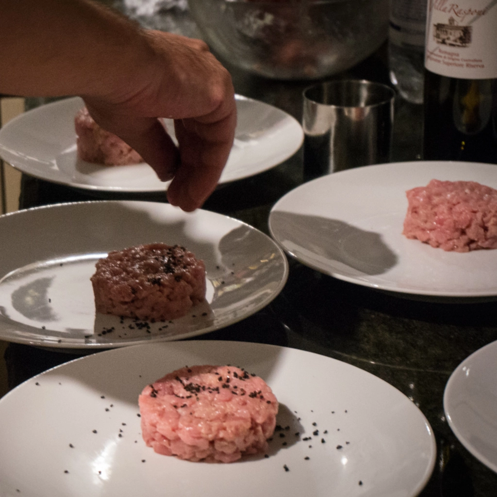 Decorare con fiocchi di sale (nero in questo caso)