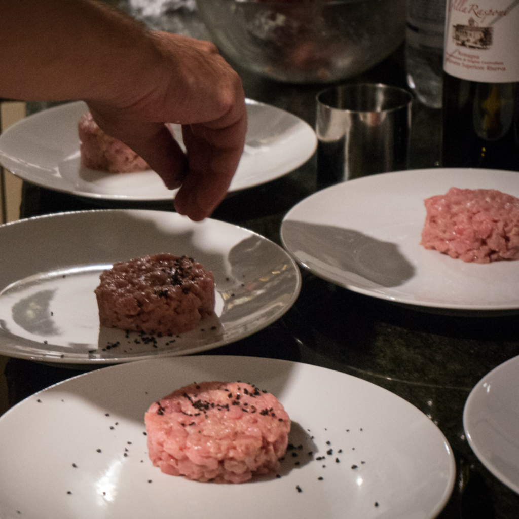 Decorare con fiocchi di sale (nero in questo caso)